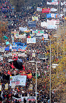 Más de 100.000 estudiantes salen a la calle en Chile en reclamo por la ...