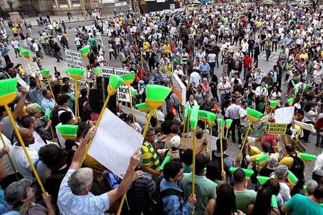 Miles de brasileños se manifiestan contra la corrupción en Río de ...