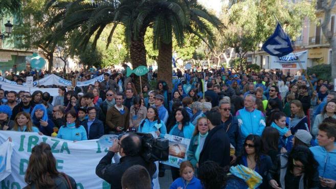 Varios miles de personas protestan en Ibiza en contra de las ...