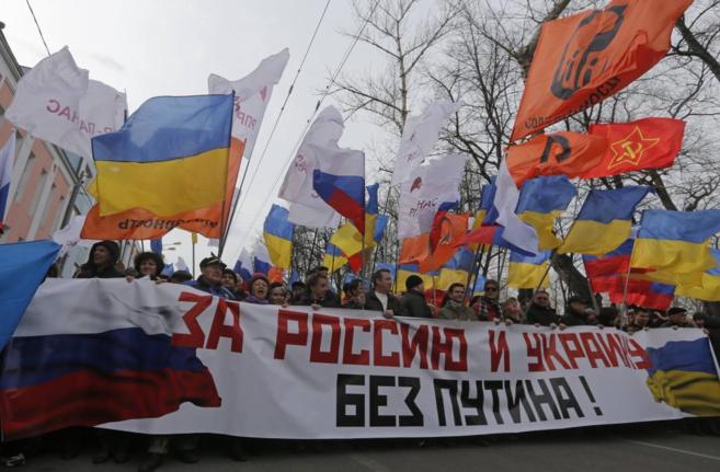 Decenas de miles de personas marchan en Moscú por la paz y contra Putin ...