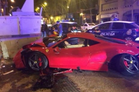 Se estrella con un Ferrari de 240.000 euros y lo abandona en el centro ...