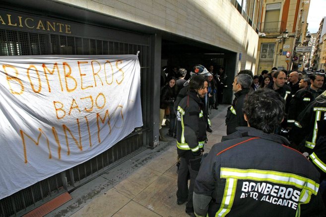Los bomberos en pie de guerra: plantean protestas en Hogueras ...