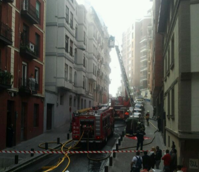 Una mujer afectada por inhalación de humo en un incendio en Bilbao ...