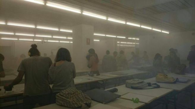 Interrumpen las clases en Valencia con botes de humo y extintores ...