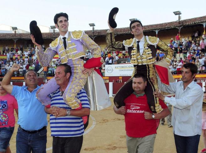 Perera corta un rabo y sale a hombros con Talavante en Plasencia ...