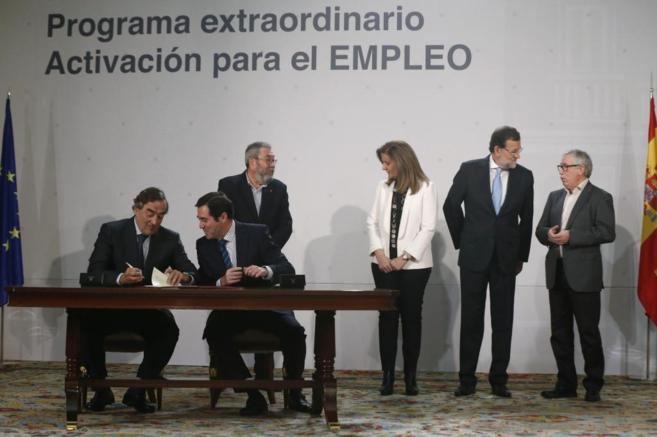 Rajoy, sindicatos y patronal firman el primer gran pacto social de la ...