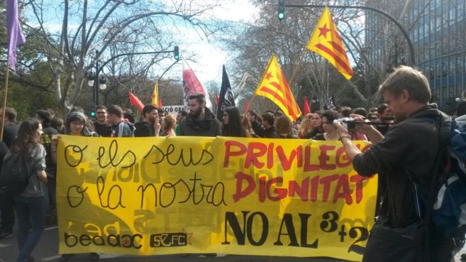 Miles de estudiantes salen a la calle contra el 3+2 divididos ...