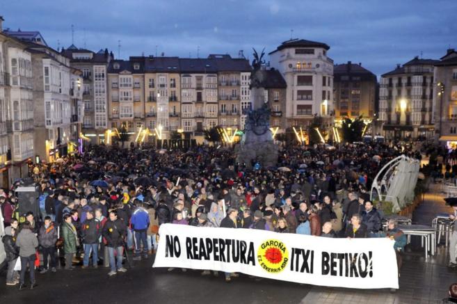 Miles de personas se manifiestan en Vitoria contra la reapertura de ...