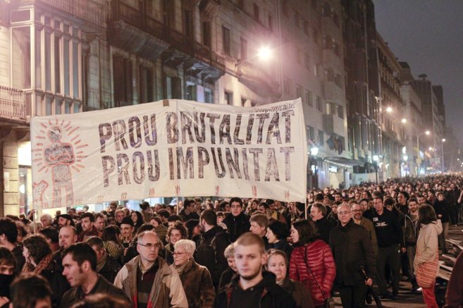 Miles de personas se manifiestan en Barcelona contra la sentencia por ...