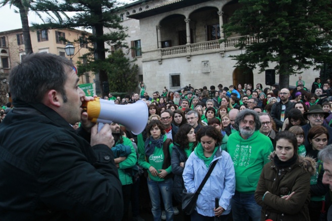 Unas 300 personas se concentran contra la Lomce y el 3+2 ante el ...