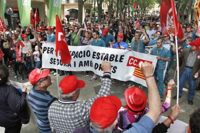 Cerca de 1.300 personas se manifiestan en Palma: 'Así no salimos de la ...