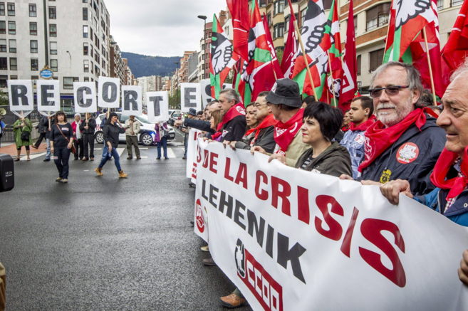 CCOO y UGT se echan a la calle para negar el fin de la crisis | País ...