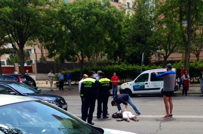 Una mujer herida al ser atropellada en San Blas | Madrid | EL MUNDO