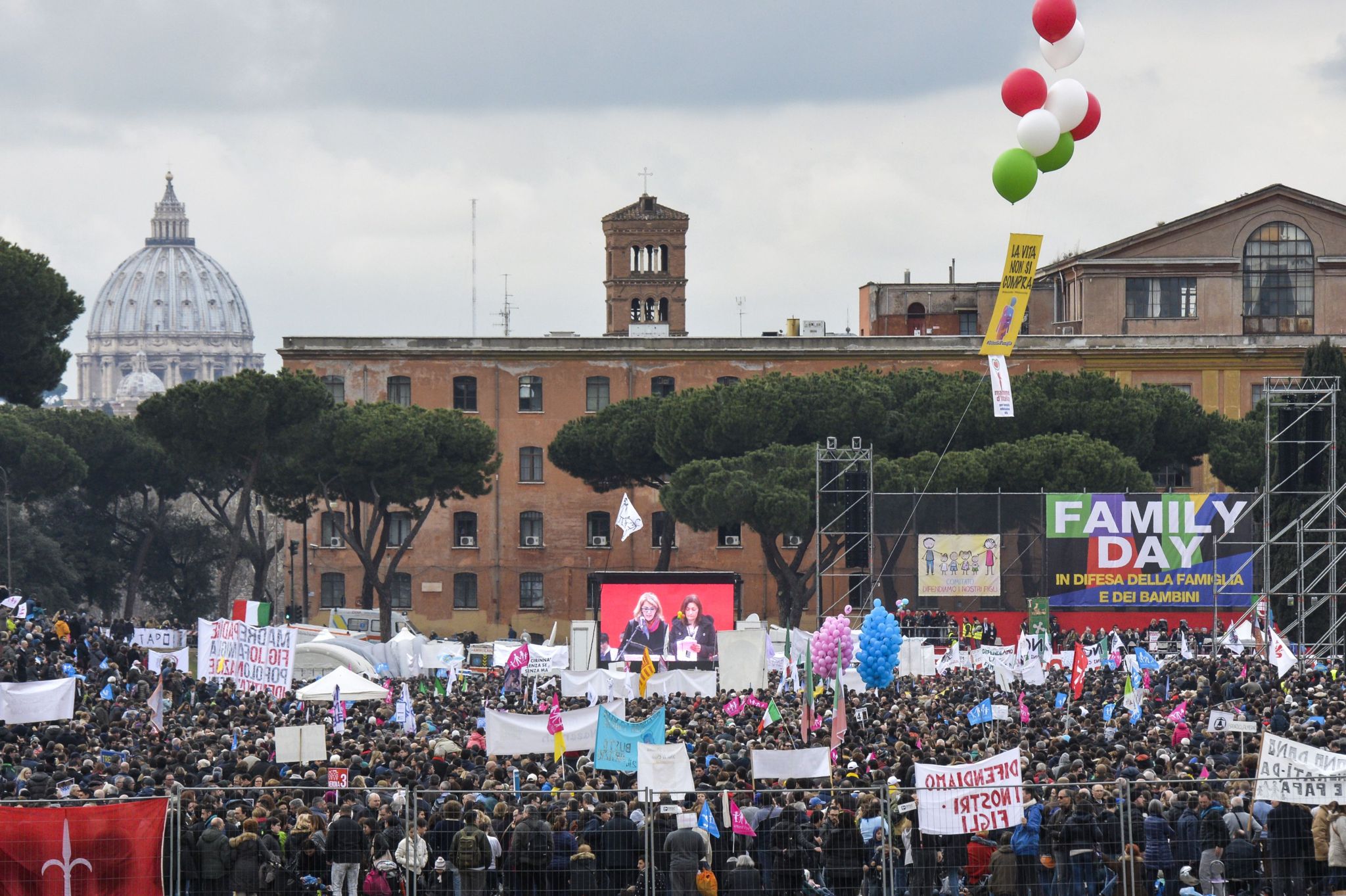 Miles de personas se manifiestan en Roma contra las uniones gays ...
