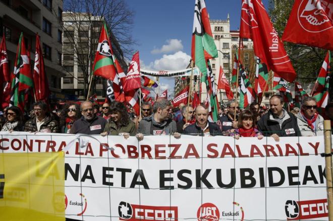Miles de personas denuncian la precarización laboral en Euskadi | País ...