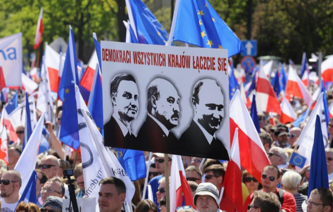 Miles de polacos marchan en Varsovia contra el Gobierno y en favor de ...