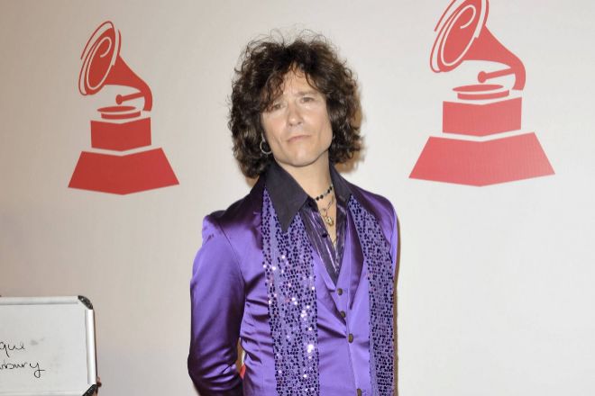 Enrique Bunbury posa ante los fotógrafos en un acto público