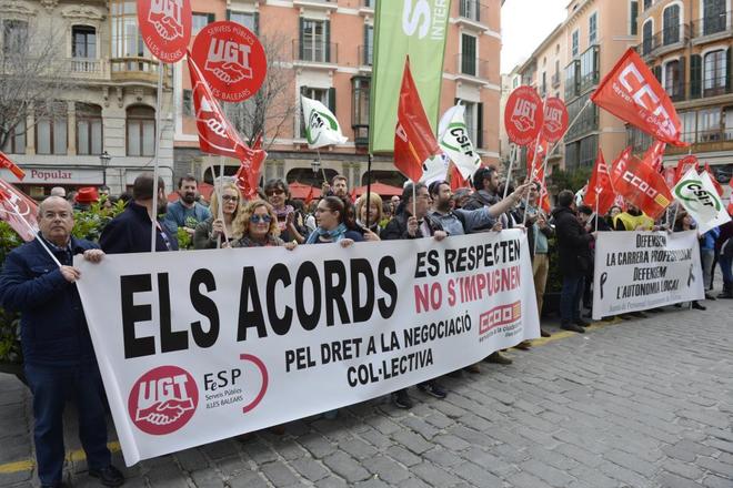 Casi 600 personas protestan en Palma por la carrera profesional | Baleares