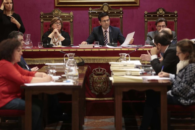 El pleno insta al alcalde a cesar al jefe de la Policía Local de ...