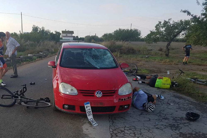 Un conductor arrolla a ocho ciclistas en Lorca | España