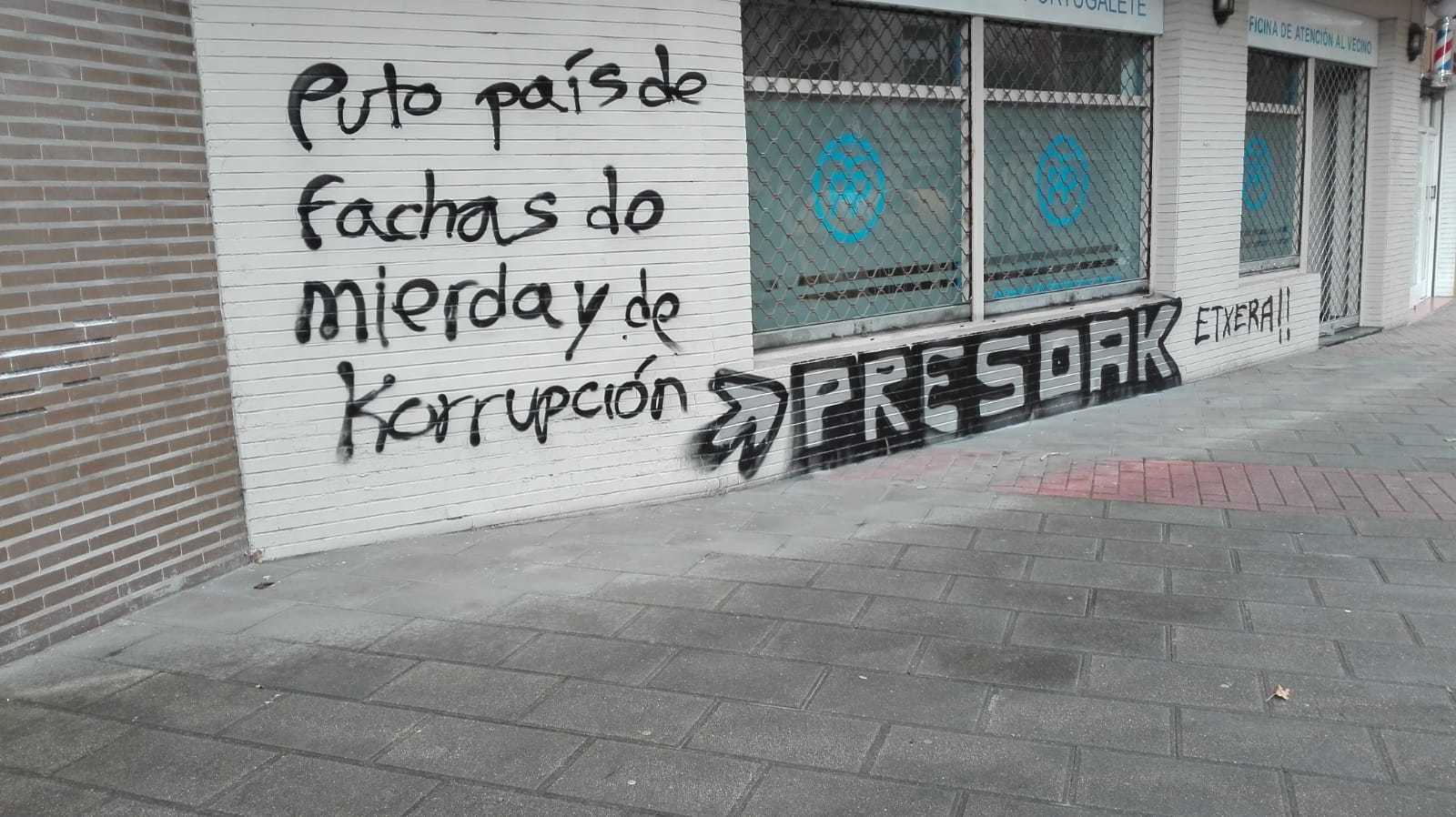 El PP denuncia pintada insultante y a favor de los presos en su sede de ...