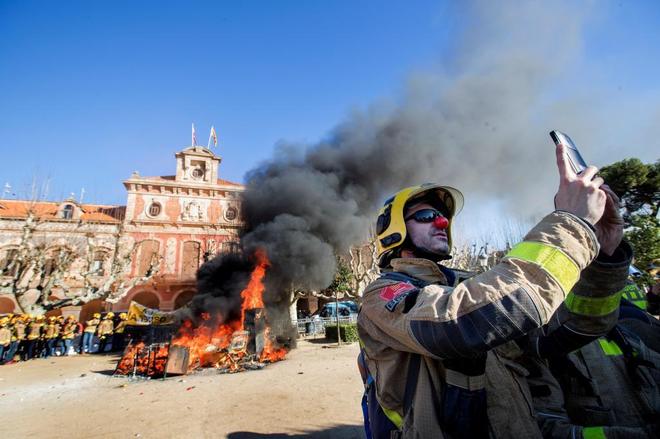 Un millar de bomberos se manifiestan ante el Parlament para pedir más ...