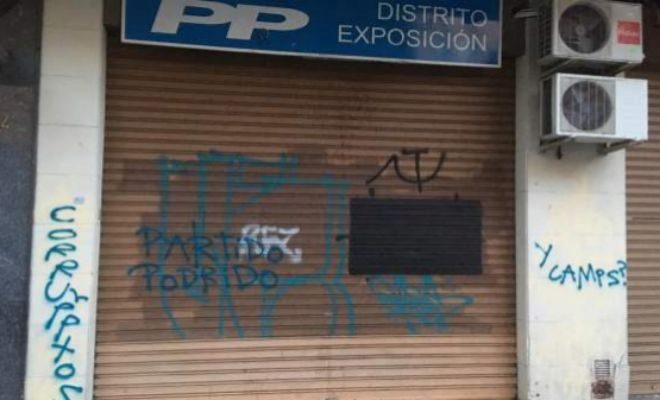 Pintadas en la sede del PP del distrito de Exposición en Valencia ...