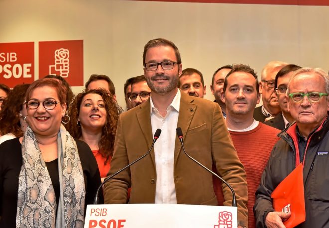 Hila presenta su candidatura a Cort junto al gerente con el título ...
