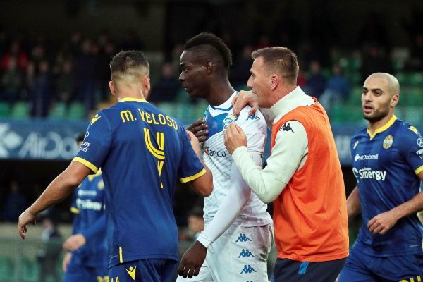 Balotelli intentó abandonar el campo del Verona a principios de mes.