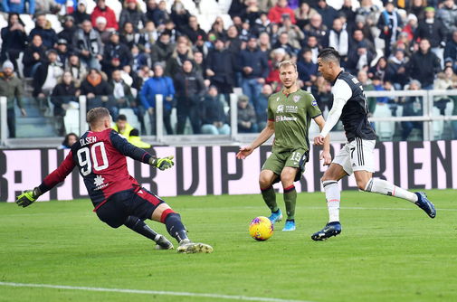 Cristiano, en acción ante el Cagliari.