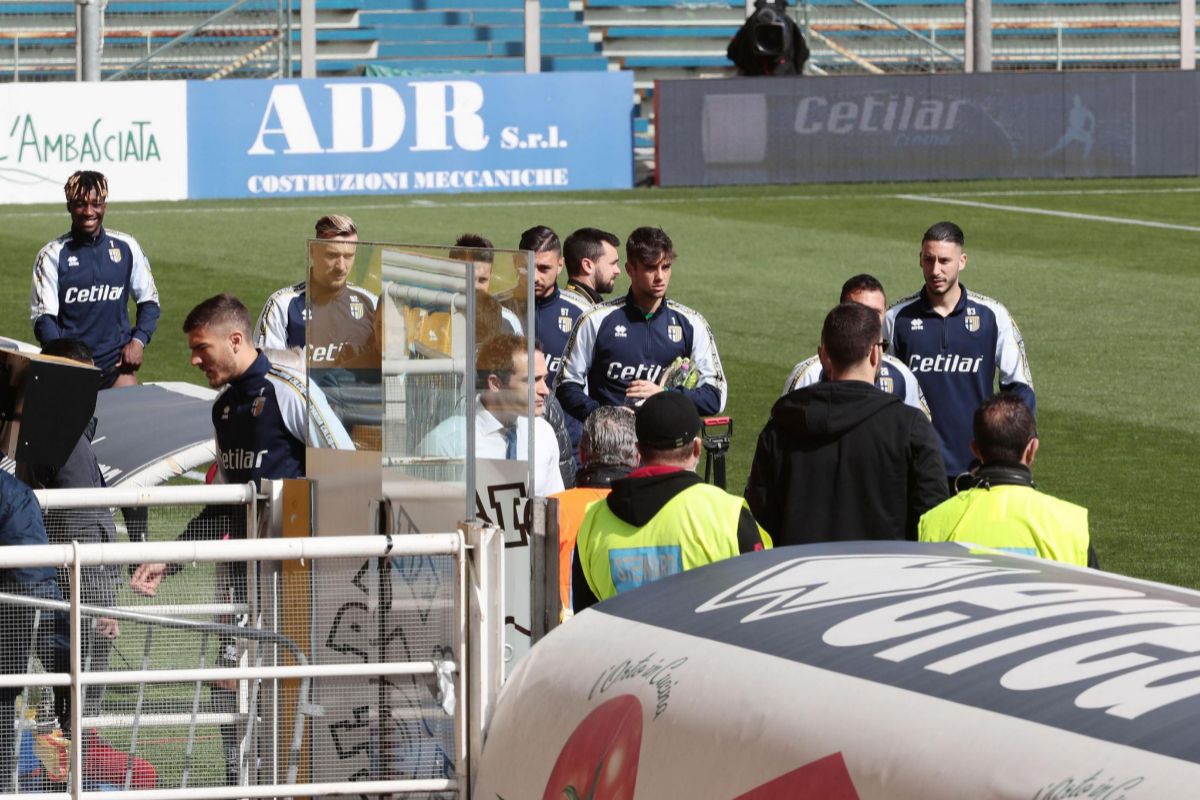 Jugadores del Parma, en el estadio.