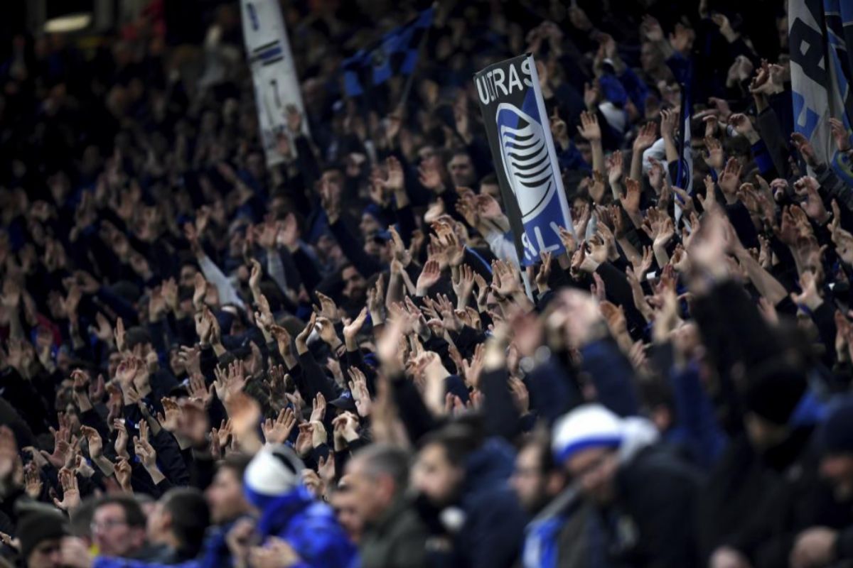 Aficionados del Atalanta, durante el partido ante el Valencia en San Siro.