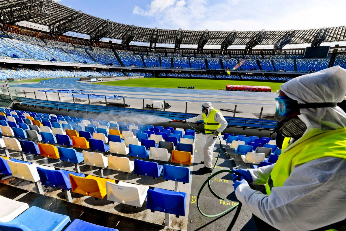 Trabajadores en el estadio de San Paolo, en Nápoles
