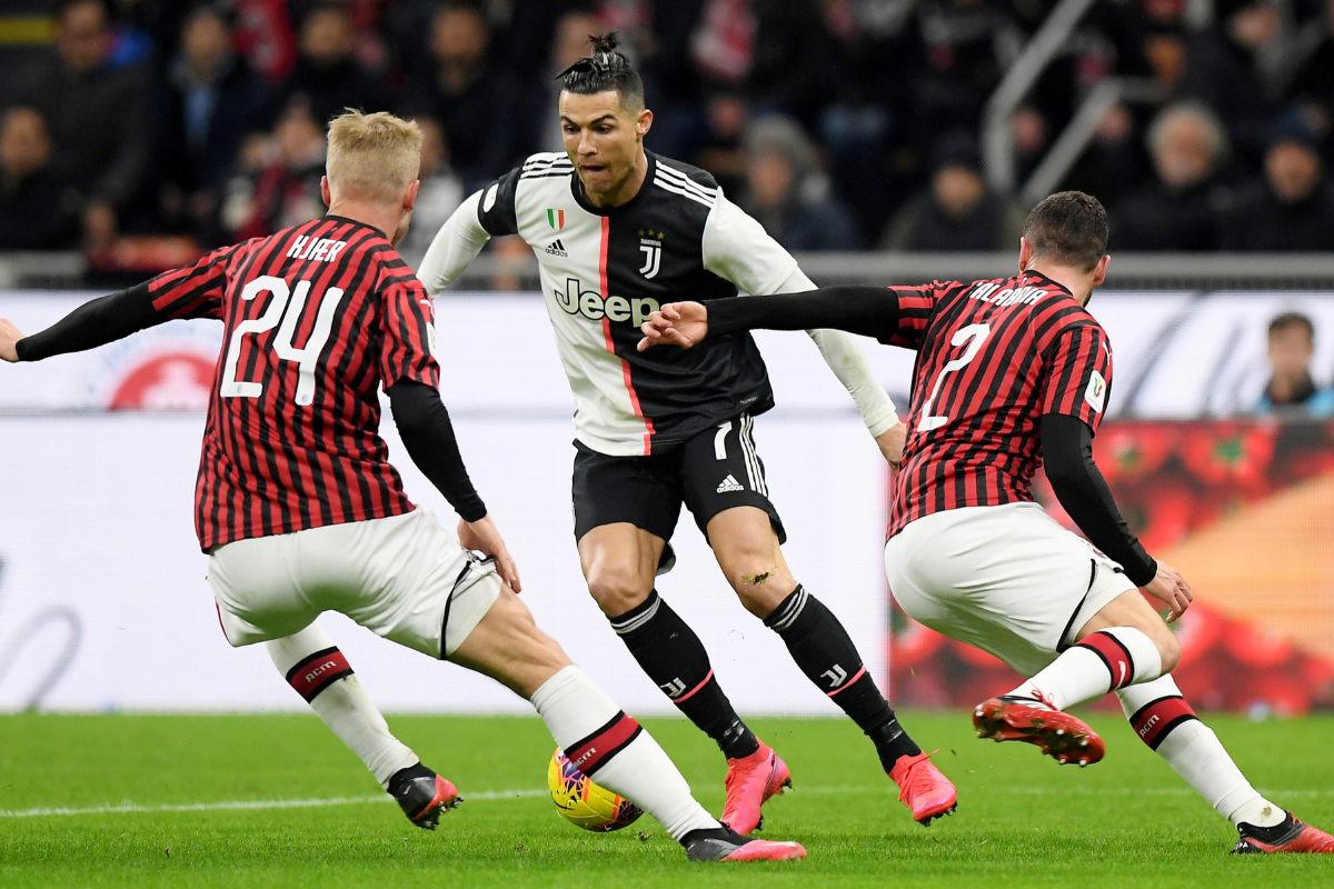 Cristiano Ronaldo, ante dos rivales del Milán, en semifinl de la Coppa.
