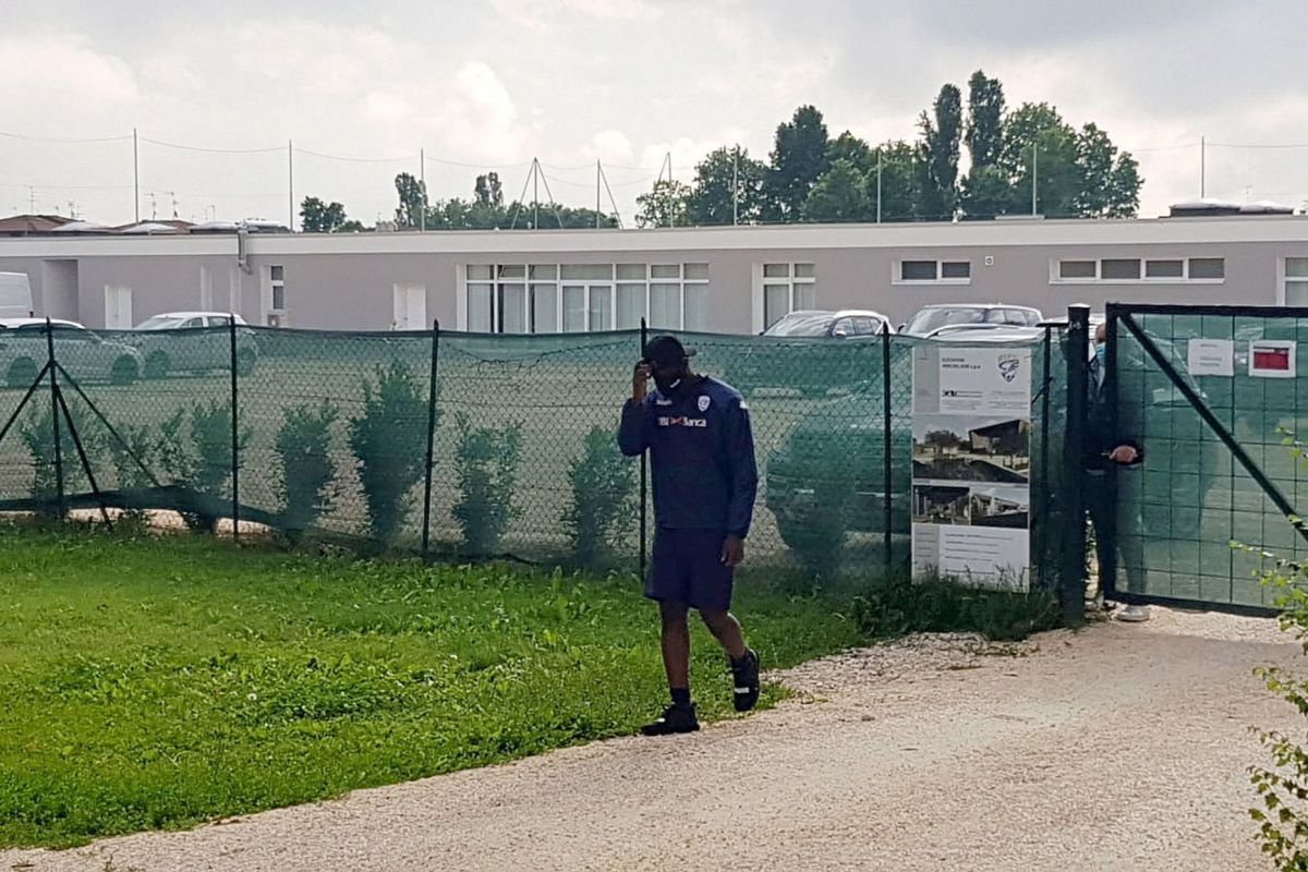Momento en el que Balotelli vuelve a su coche tras negarle la entrada.