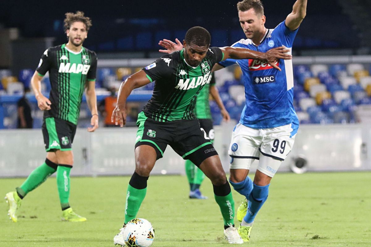 Marlon protege el balón ante la presión de Milik.