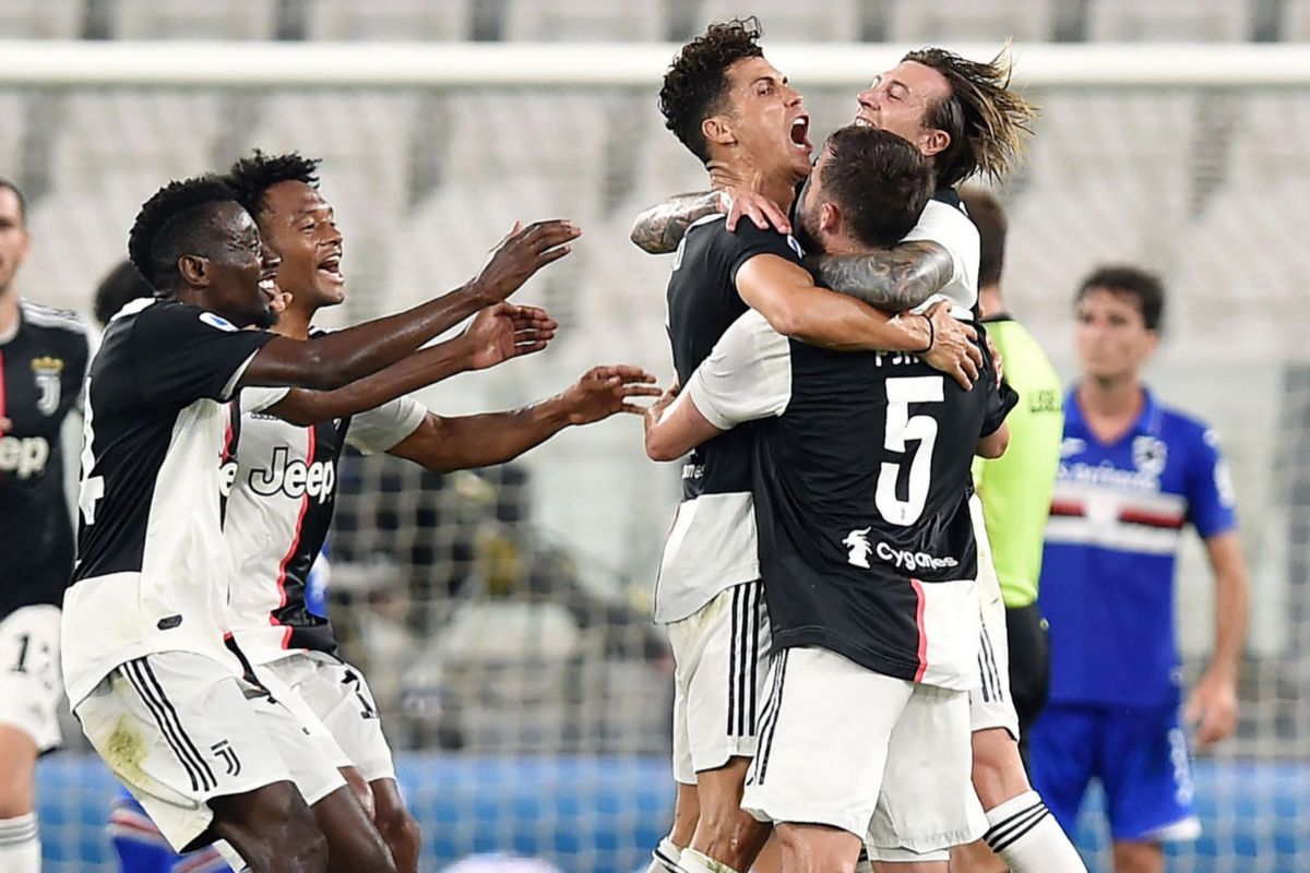 Cristiano celebra con sus compañeros su gol a la Sampdoria.