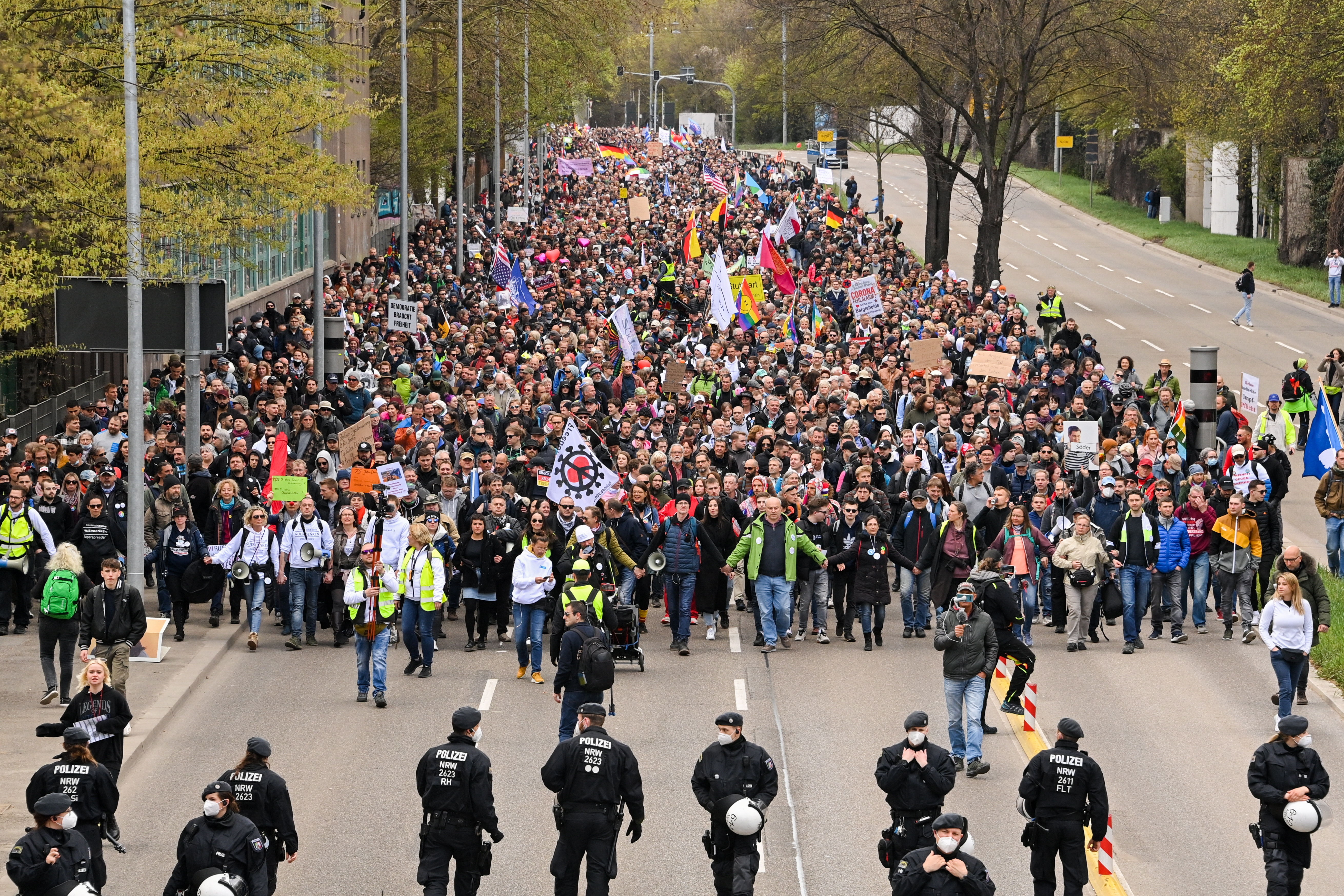 Miles de manifestantes protestan en Alemania contra las restricciones ...