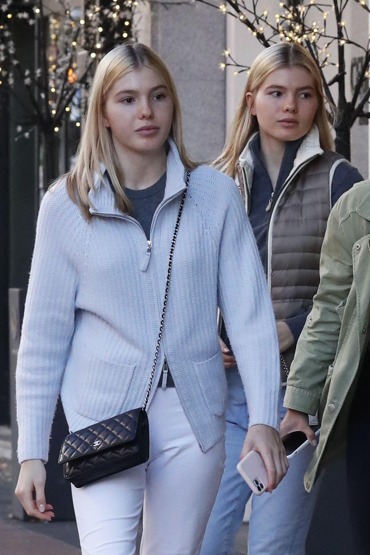 Cristina y Victoria Iglesias, por las calles de Madrid.