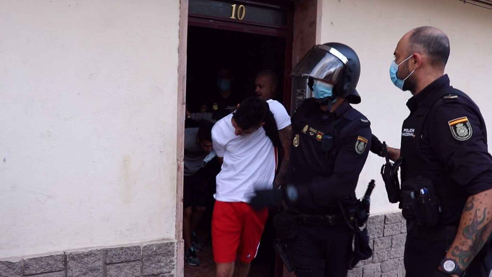 Dos heridos por arma blanca y cuatro detenidos en una reyerta ante 300 ...