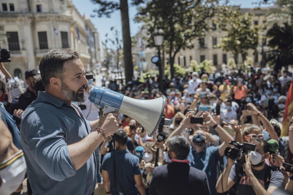 La pugna entre Vox y PP solo beneficia a Sánchez | Editorial