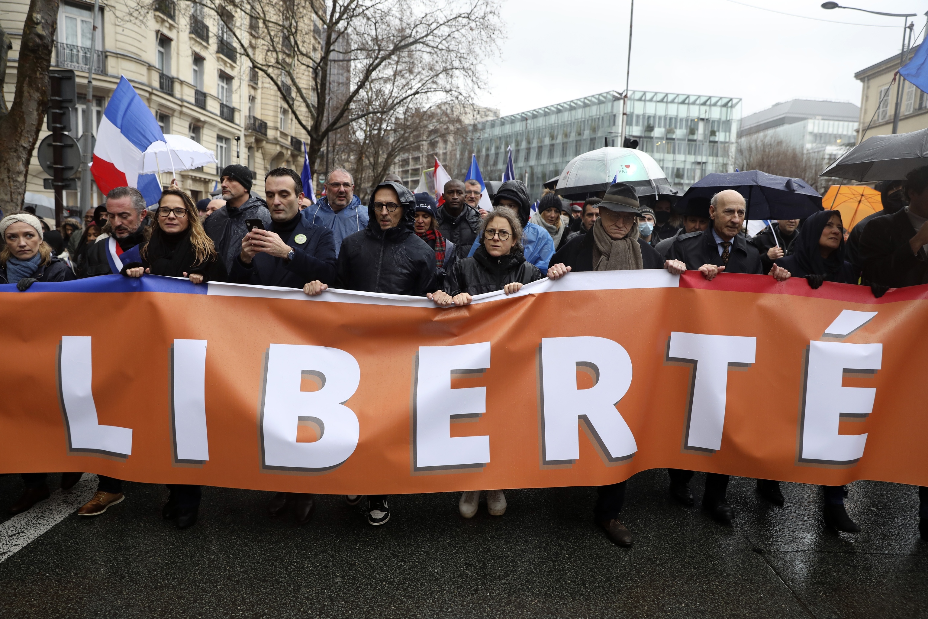 Miles de manifestantes salen a la calle en París contra la presión de ...
