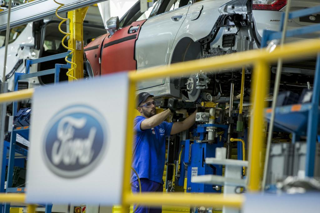Un operario en la fábrica de Ford en Almussafes.