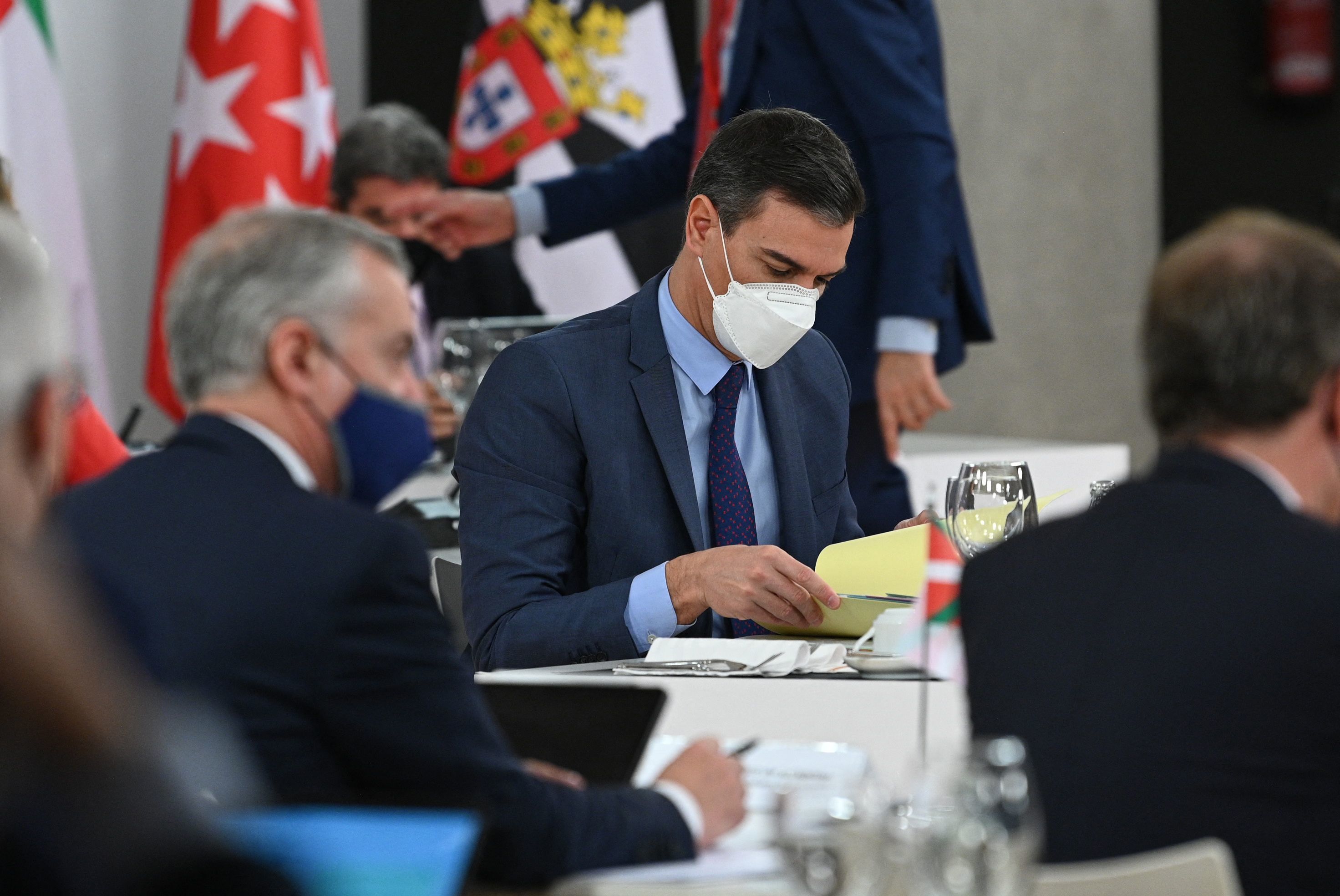 Sánchez peligra con los pactos de PP y Vox | Editorial