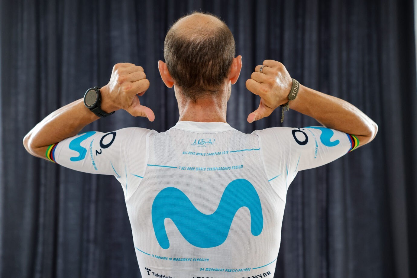 El Movistar cambia el maillot a blanco en homenaje a Valverde | Ciclismo