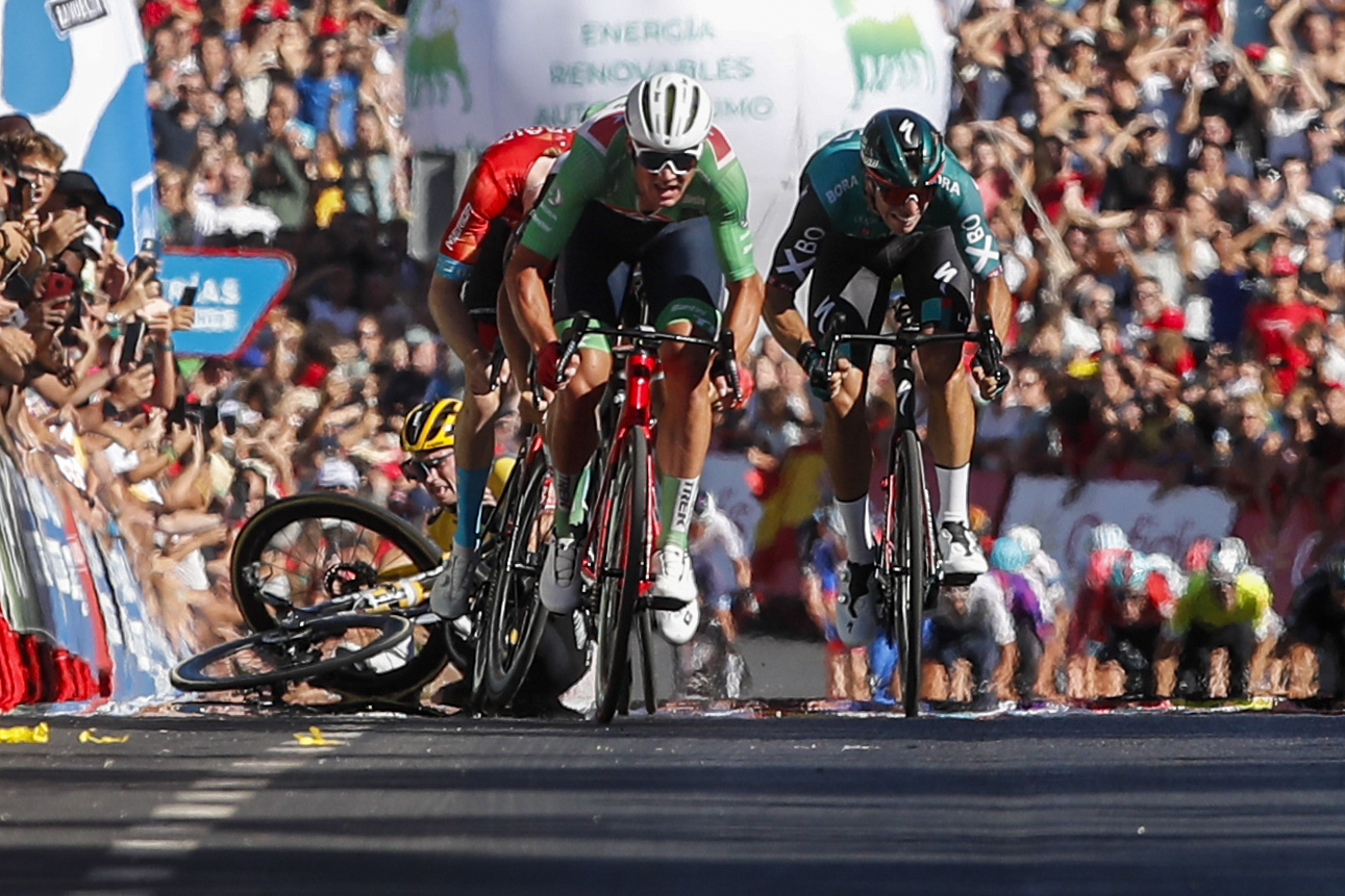 Meta Roglic Vuelta a España: La llegada más caótica: pinchazo de Evenepoel y caída ...