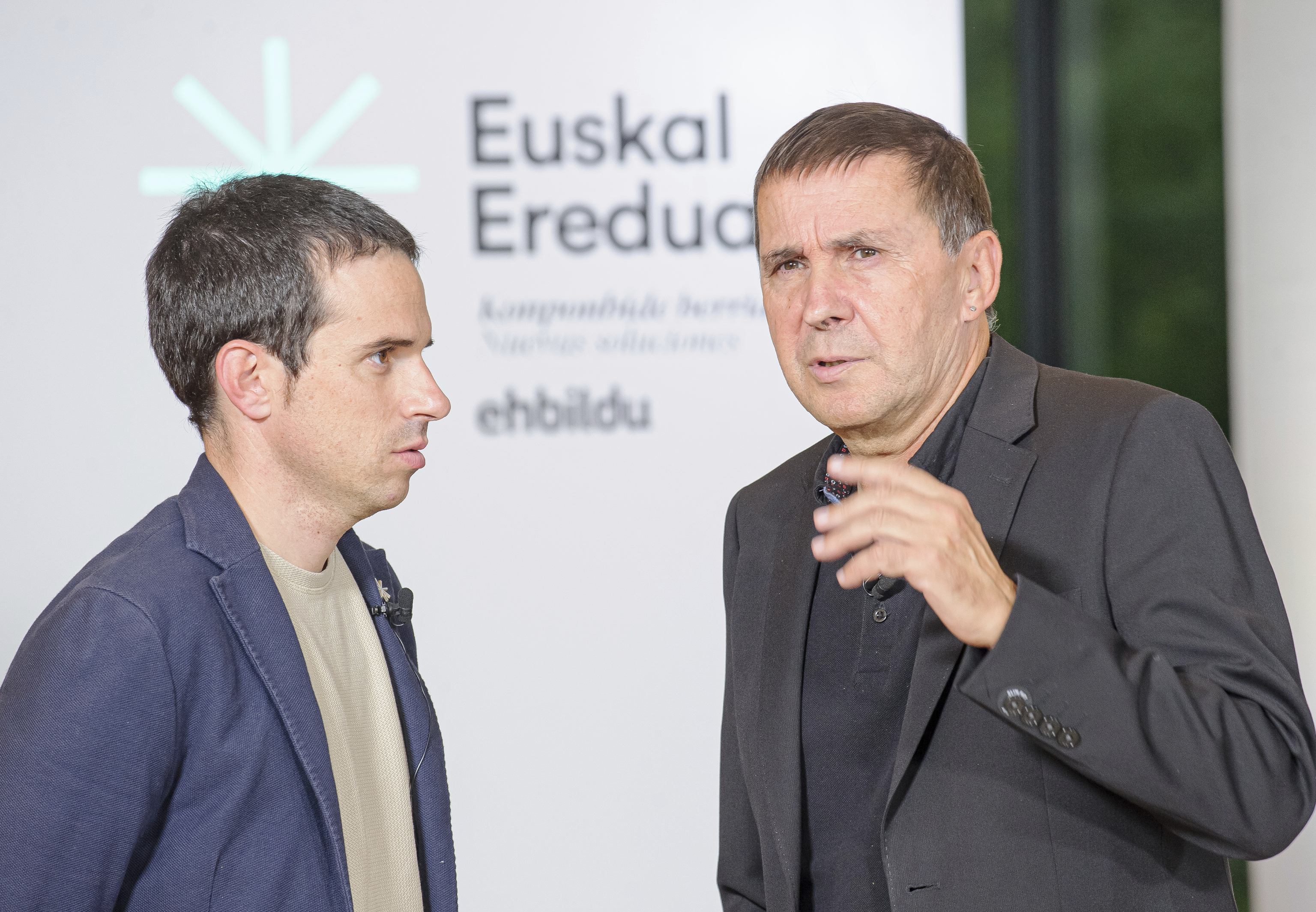 Pello Otxandiano junto al líder de EH Bildu Arnaldo Otegi durante un acto de la coalición abertzale.