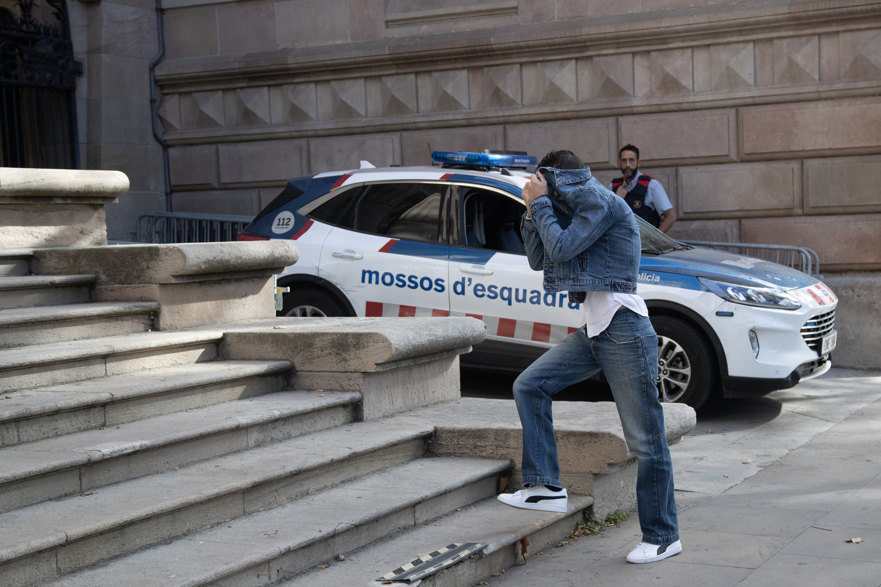 La Audiencia de Barcelona suspende la entrada en prisión del guardia ...