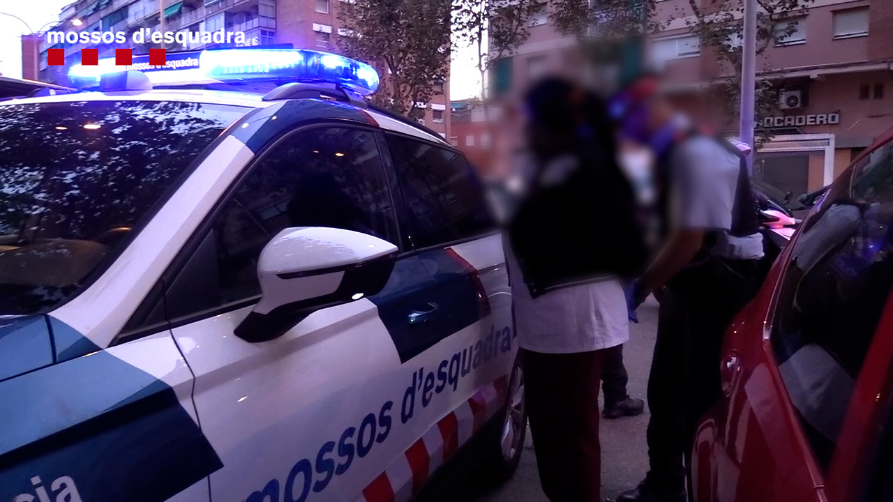 Detienen a un hombre y a una mujer por asaltar una vivienda para cobrar ...