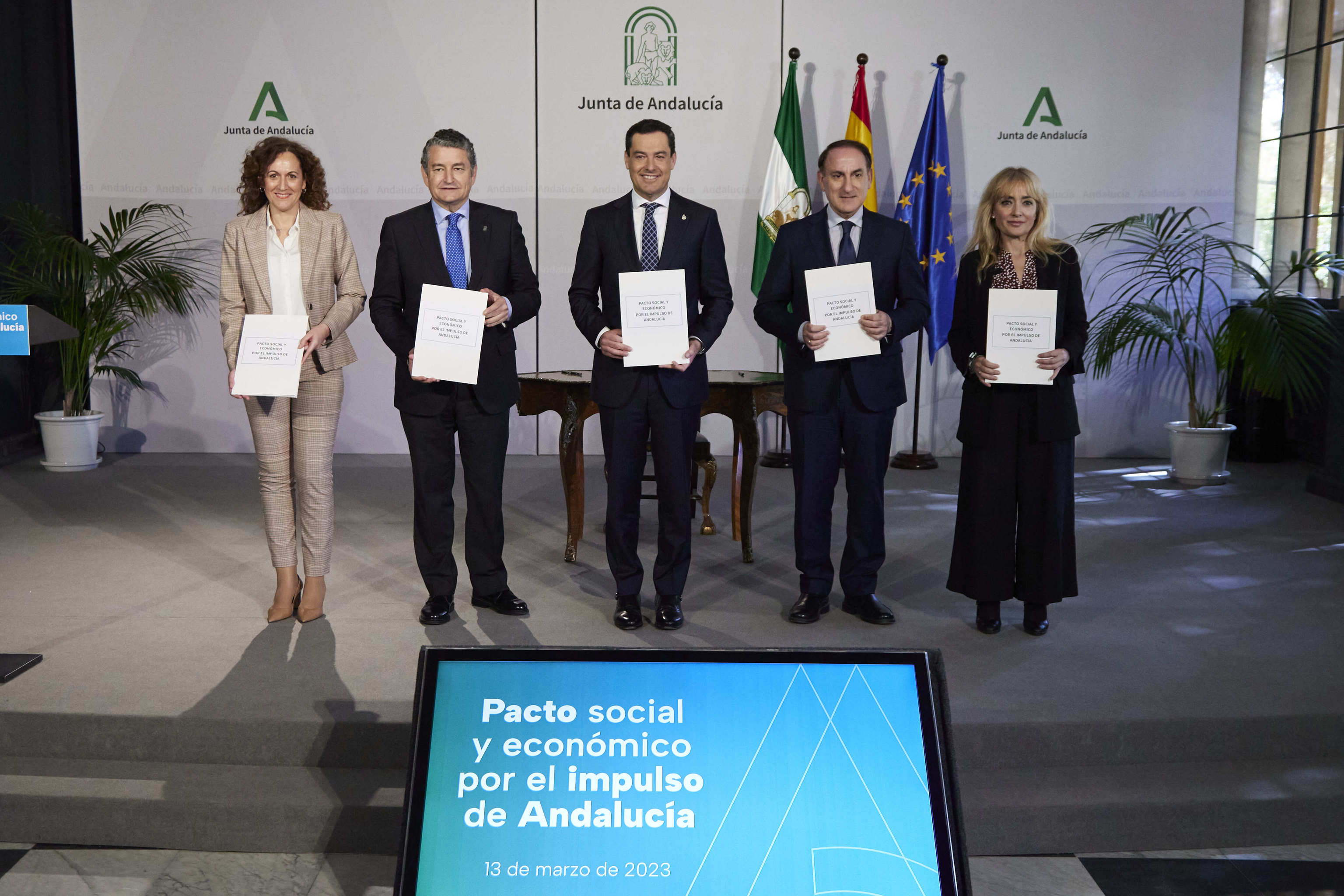Los sindicatos y la patronal firman el primer gran acuerdo de la ...